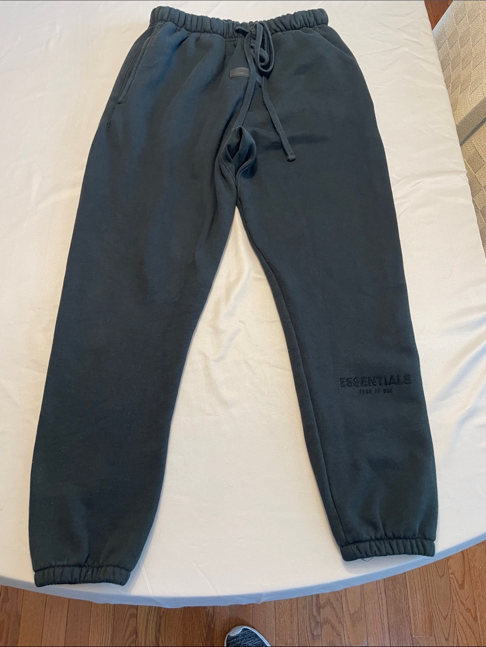 Men’s essentials, sweatpants size medium